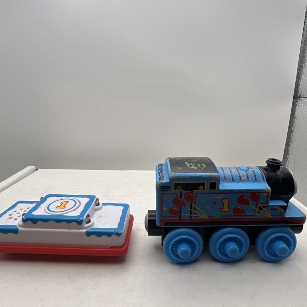 Thomas Wooden Railway Birthday Thomas Engine & Working Musical Cake Car Set